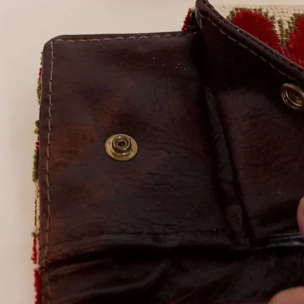 VINTAGE Floral Petite Point Tapestry & Leather Tri-fold Wallet / Clutch